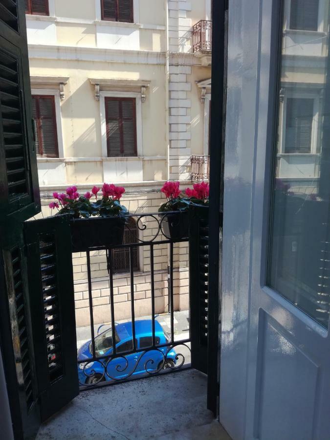 Cairoli 79 Apartment Bari Luaran gambar